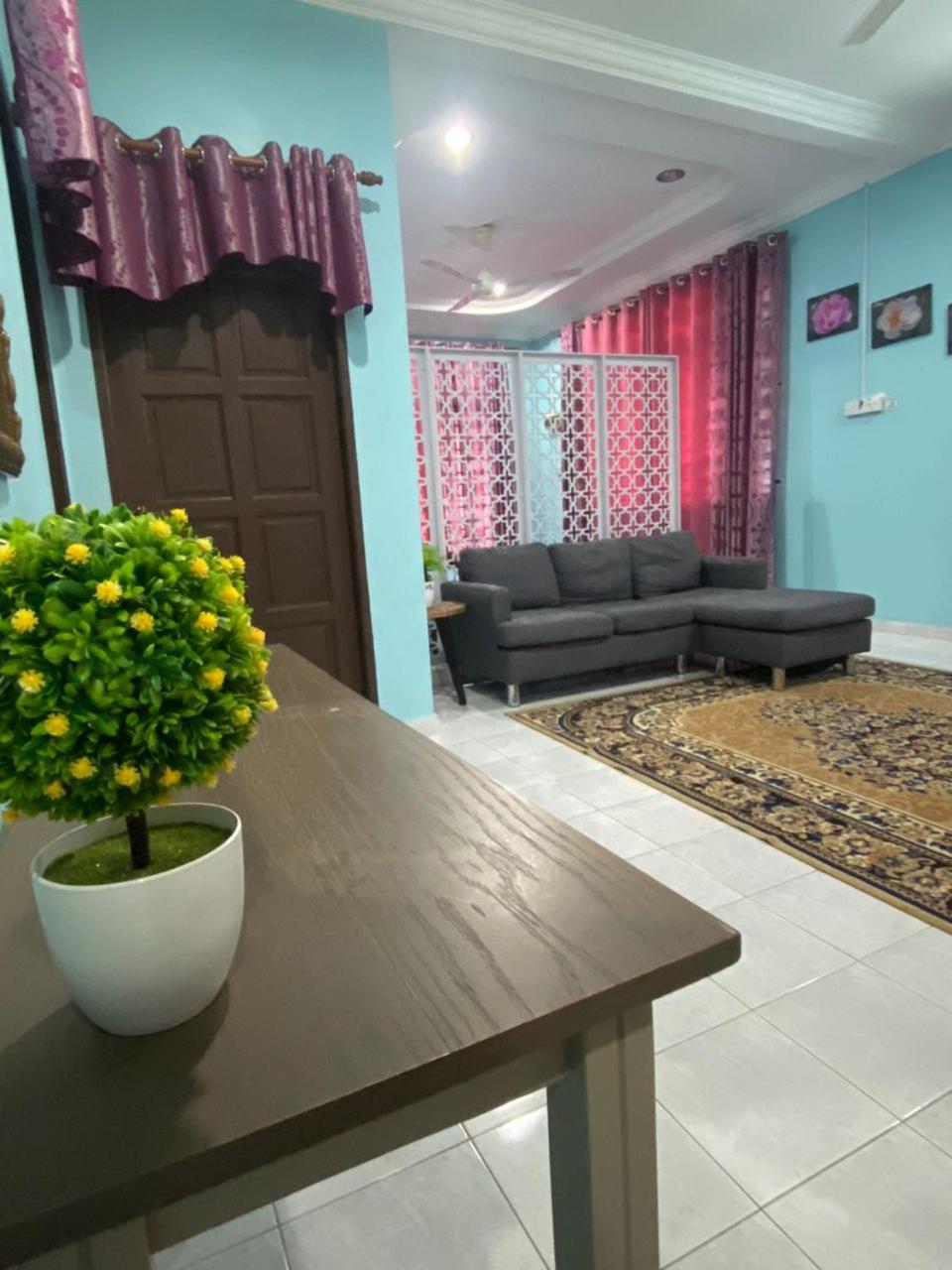 Seri Idaman Guest House Pasir Mas Buitenkant foto